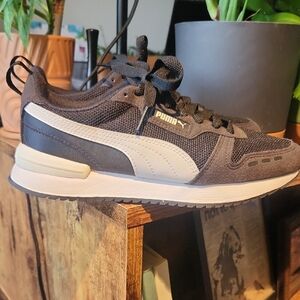 Boys 6.5 Puma Black and White Sneakers